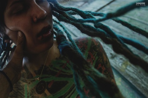 Tattooed body modifier Illuz whips her dreadlocks about while bare naked | Фото 12