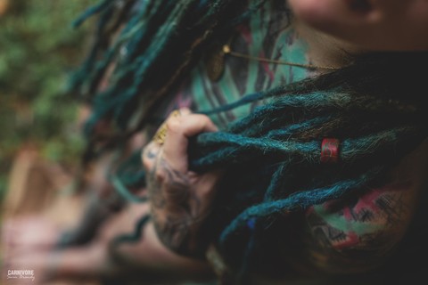 Tattooed body modifier Illuz whips her dreadlocks about while bare naked | Фото 13