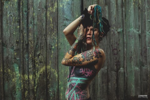 Tattooed body modifier Illuz whips her dreadlocks about while bare naked | Фото 16