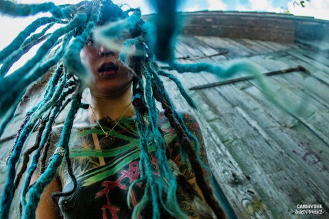 Tattooed body modifier Illuz whips her dreadlocks about while bare naked | Фото 2