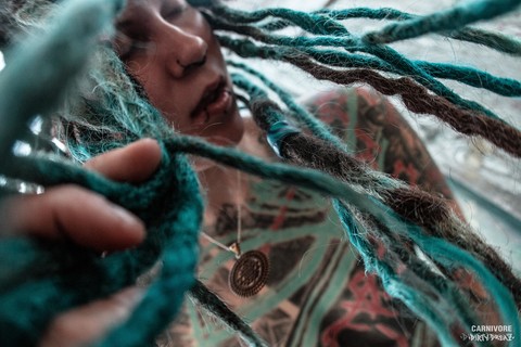 Tattooed body modifier Illuz whips her dreadlocks about while bare naked | Фото 3