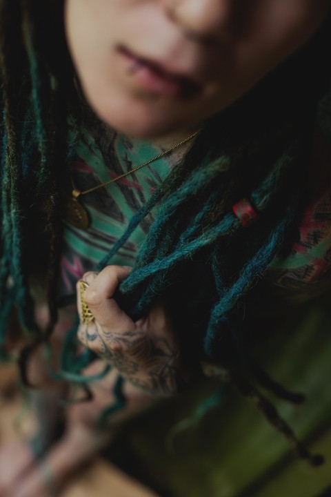 Tattooed body modifier Illuz whips her dreadlocks about while bare naked | Фото 5