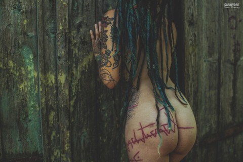 Tattooed body modifier Illuz whips her dreadlocks about while bare naked | Фото 9