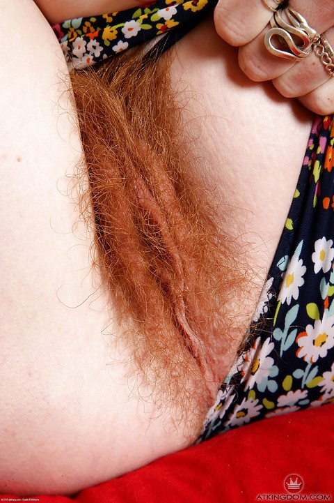 Redheaded mom Ana Molly displaying hairy vagina for close ups | Фото 8