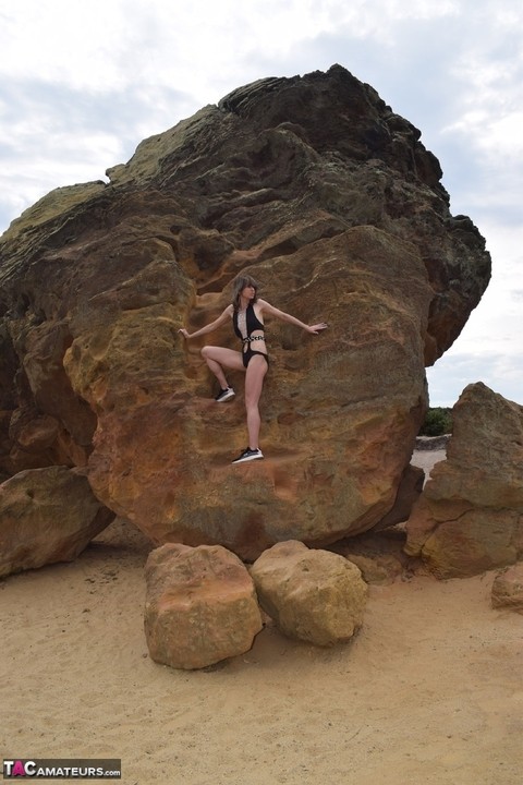 Amateur model gets naked in high-heeled footwear on iron ladened rocks | Фото 1