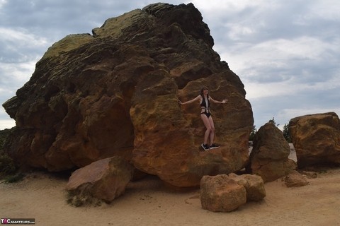 Amateur model gets naked in high-heeled footwear on iron ladened rocks | Фото 3