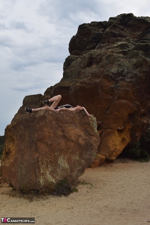 Amateur model gets naked in high-heeled footwear on iron ladened rocks | Фото 4