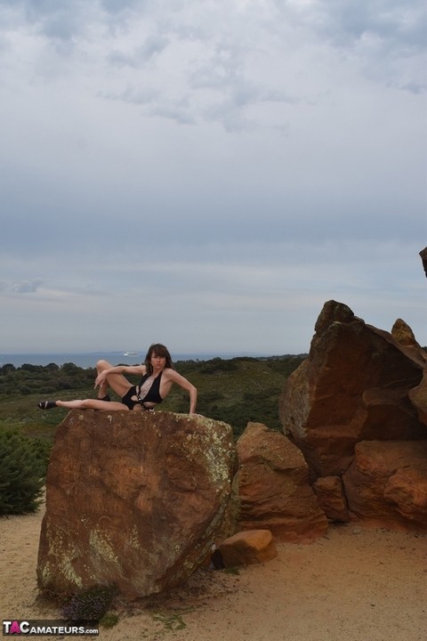 Amateur model gets naked in high-heeled footwear on iron ladened rocks | Фото 5