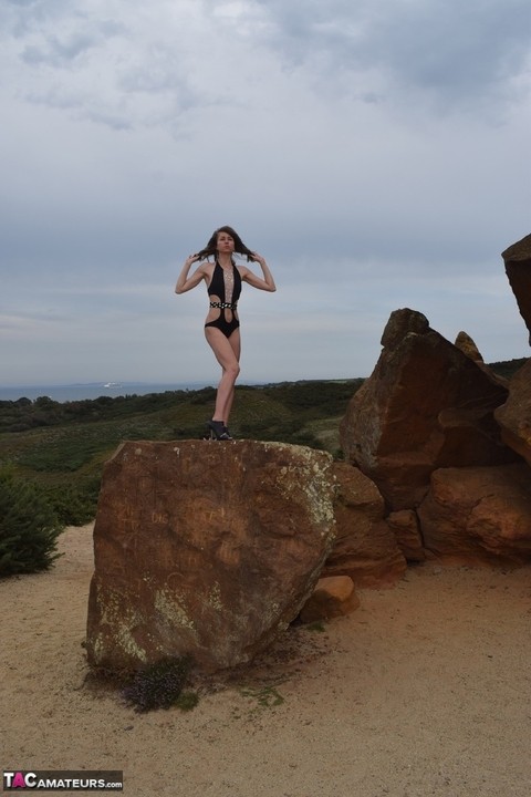 Amateur model gets naked in high-heeled footwear on iron ladened rocks | Фото 7