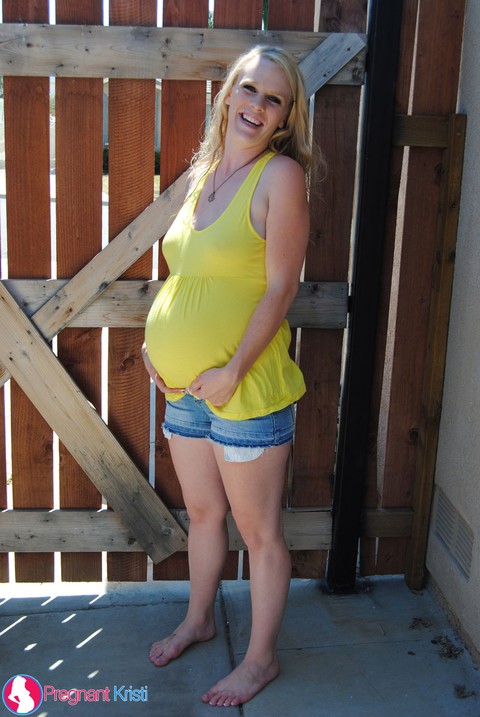 Pregnant blonde amateur Kristi shows her swollen tits and belly by a gate | Фото 2