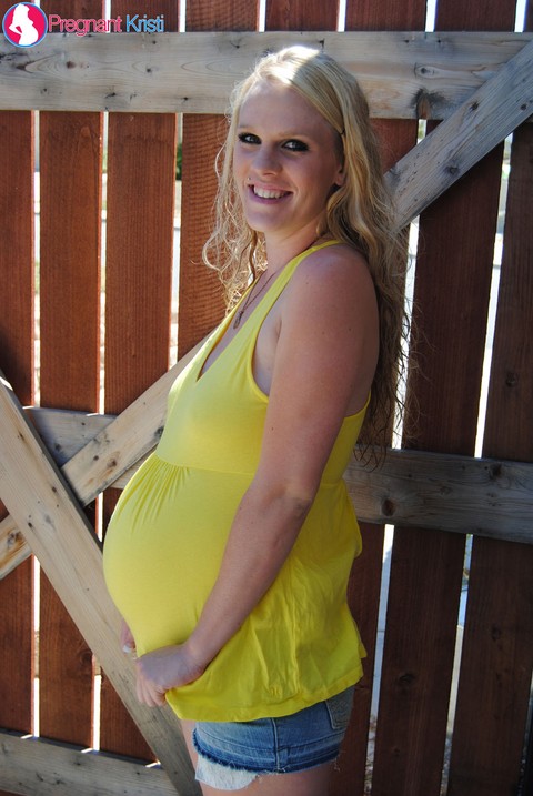 Pregnant blonde amateur Kristi shows her swollen tits and belly by a gate | Фото 4