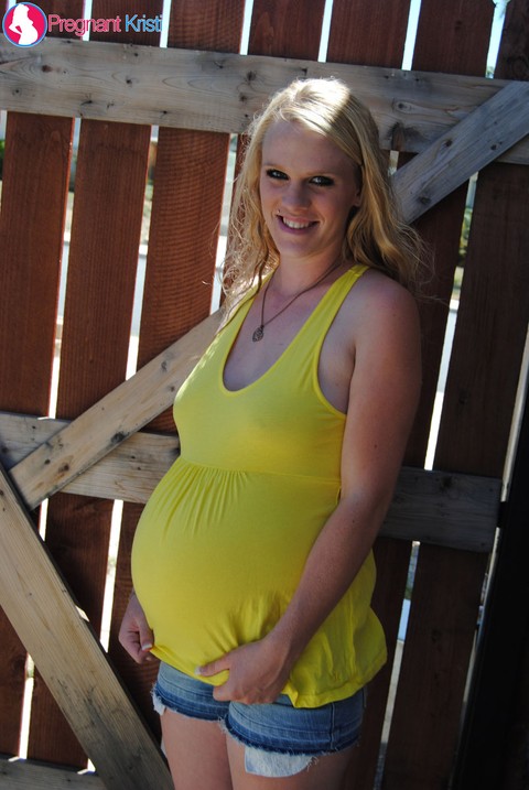 Pregnant blonde amateur Kristi shows her swollen tits and belly by a gate | Фото 5