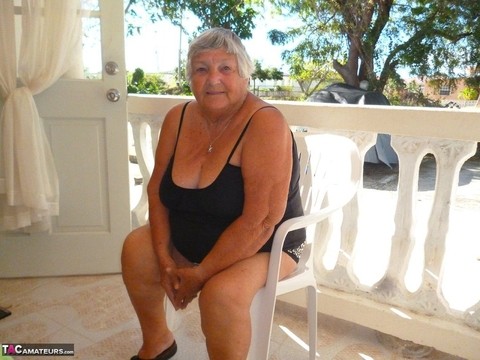 Fat oma Grandma Libby gets completely naked on a balcony by herself | Фото 1