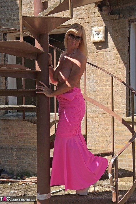 Amateur model free her nice melons from long pink dress on spiral staircase | Фото 18