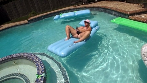 Fat amateur Dee Siren masturbates on an air mattress in a swimming pool | Фото 11