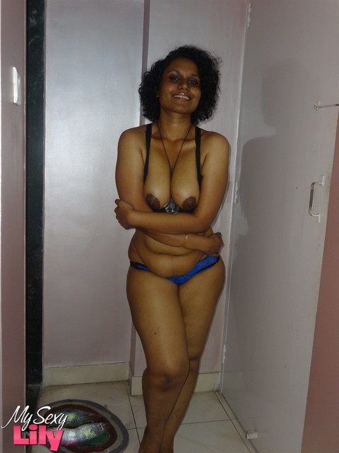 Chubby Desi solo girl releases her tits from bra before flashing some ass | Фото 12