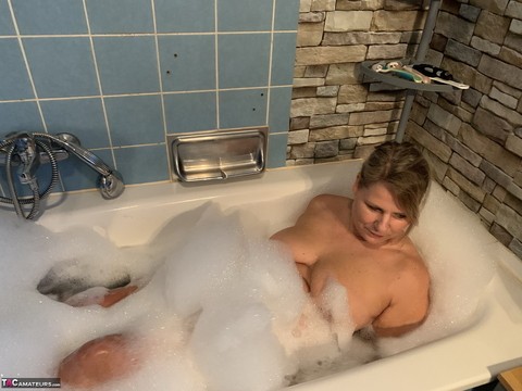 Middle-aged amateur Sweet Susi gets caught naked while taking a bubble bath | Фото 2