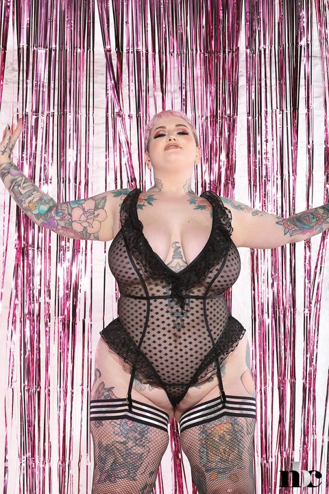 Hot fatty Galda Lou flaunting her sexy tattooed body in stockings & boots | Фото 2