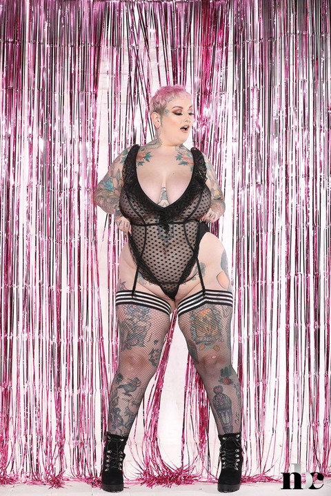 Hot fatty Galda Lou flaunting her sexy tattooed body in stockings & boots | Фото 4