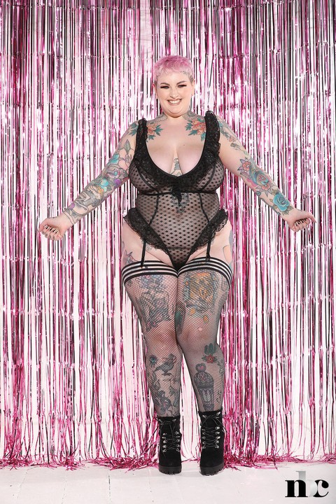 Hot fatty Galda Lou flaunting her sexy tattooed body in stockings & boots | Фото 8