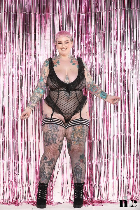 Hot fatty Galda Lou flaunting her sexy tattooed body in stockings & boots | Фото 9