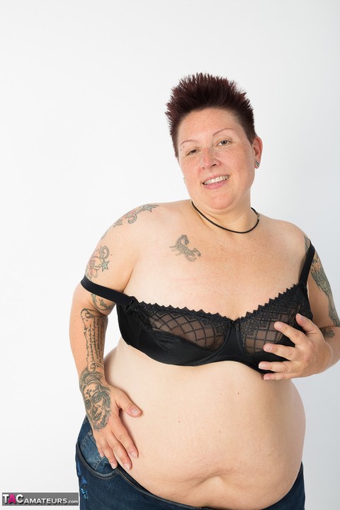 Fat amateur Tattoo Girl strips down to her shoes and socks by herself | Фото 8