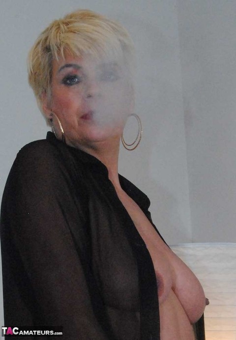 Older blonde amateur Dimonty smokes an e-cig while showing her natural boobs | Фото 15