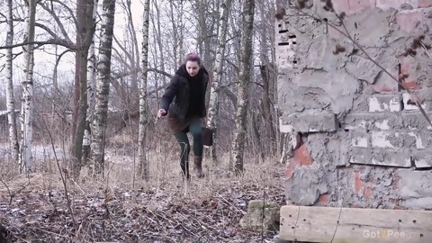 Caucasian girl pulls down her tights for a piss behind an abandoned building | Фото 1