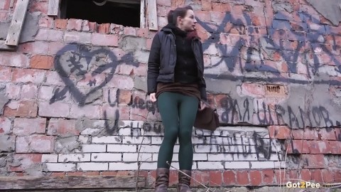 Caucasian girl pulls down her tights for a piss behind an abandoned building | Фото 14