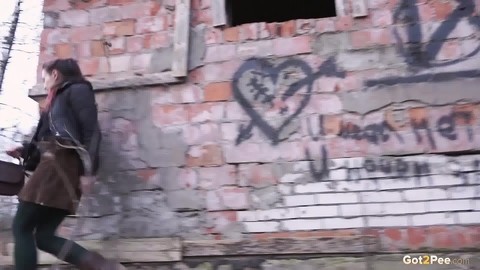 Caucasian girl pulls down her tights for a piss behind an abandoned building | Фото 15