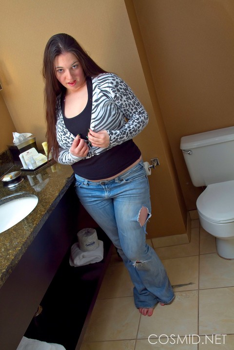 Horny Gemma in jeans gets naked in the bathroom to show her hot BBW body | Фото 3