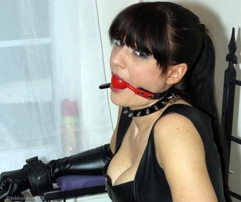 Solo woman sports a ball gag while tied to a chair in leather clothes | Фото 16