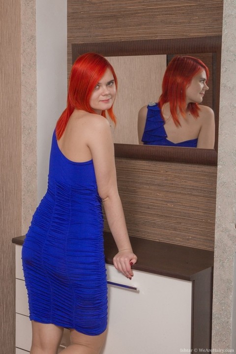 Redhead sweetie Ishtar strips her blue dress and flaunts her bush | Фото 1