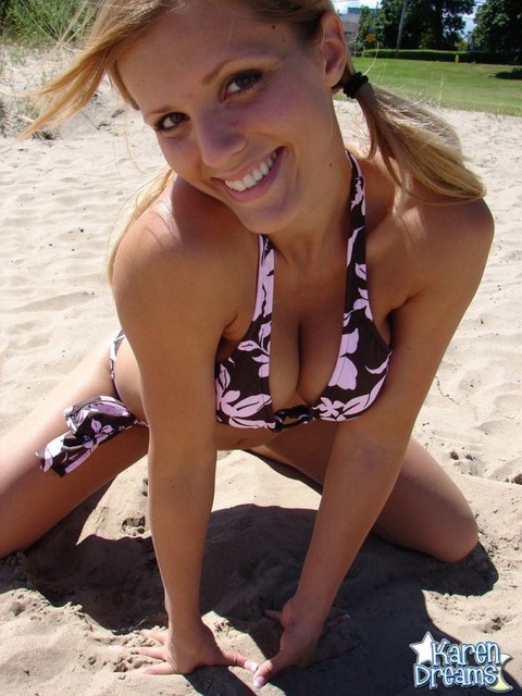 Blonde amateur Karen models her new bikini on a volleyball pitch | Фото 10