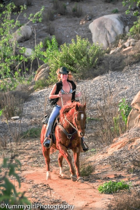 Horny lady Sofie Marie stripping and posing after an outdoor horse ride | Фото 2