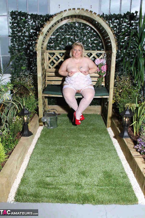 Fat blonde Lexie Cummings dildos her pierced pussy in a garden setting | Фото 7