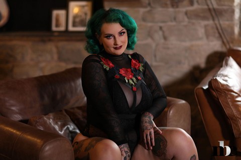 Chubby green haired model Galda Lou reveals her monster tattooed curves | Фото 1