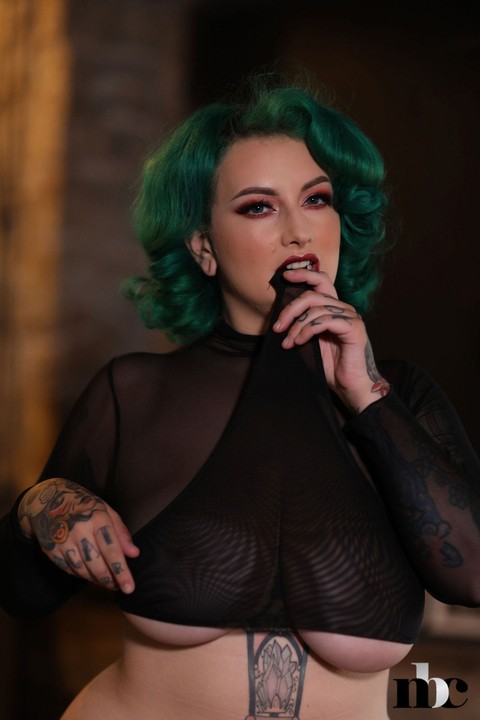 Chubby green haired model Galda Lou reveals her monster tattooed curves | Фото 16