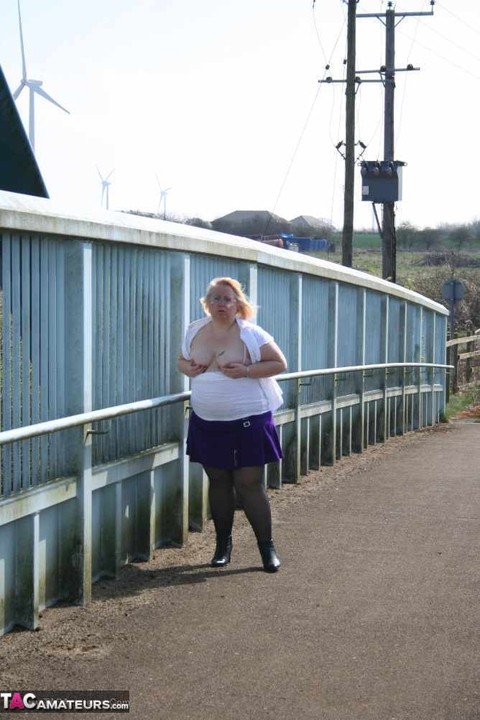 Obese British amateur Lexie Cummings takes a piss before crossing a footbridge | Фото 10