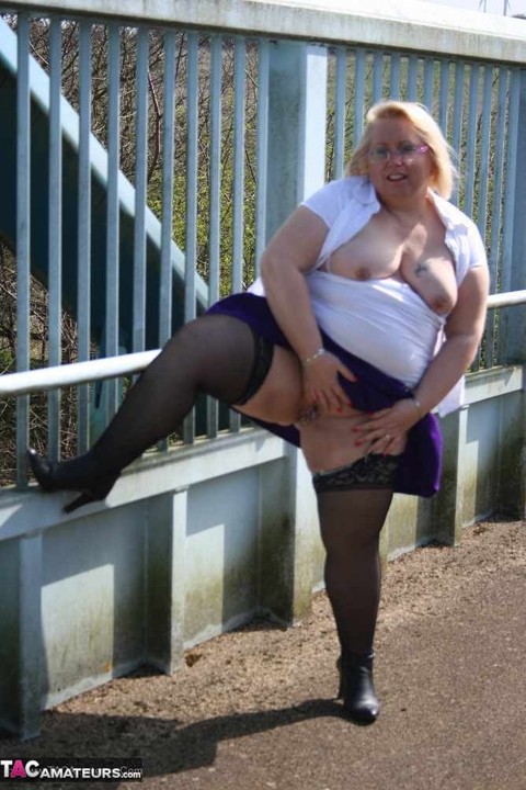 Obese British amateur Lexie Cummings takes a piss before crossing a footbridge | Фото 11