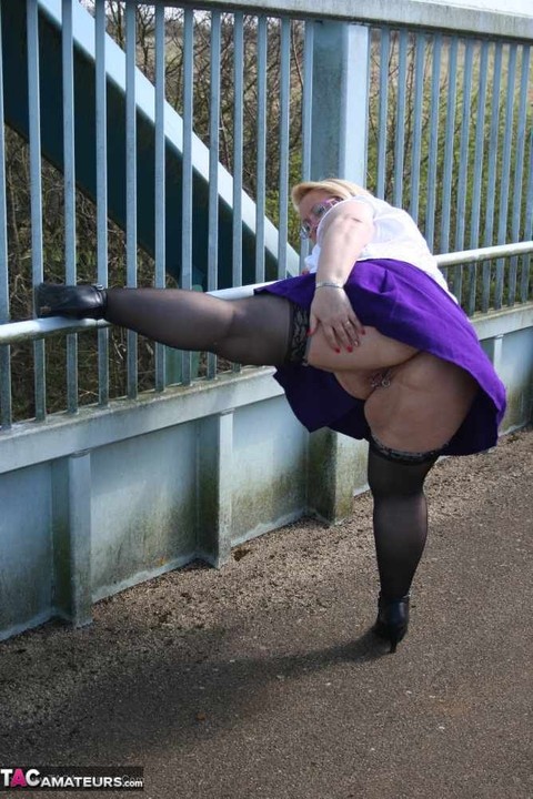 Obese British amateur Lexie Cummings takes a piss before crossing a footbridge | Фото 12