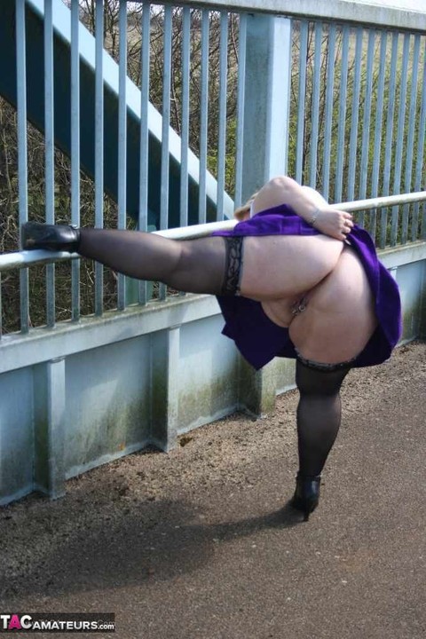 Obese British amateur Lexie Cummings takes a piss before crossing a footbridge | Фото 13