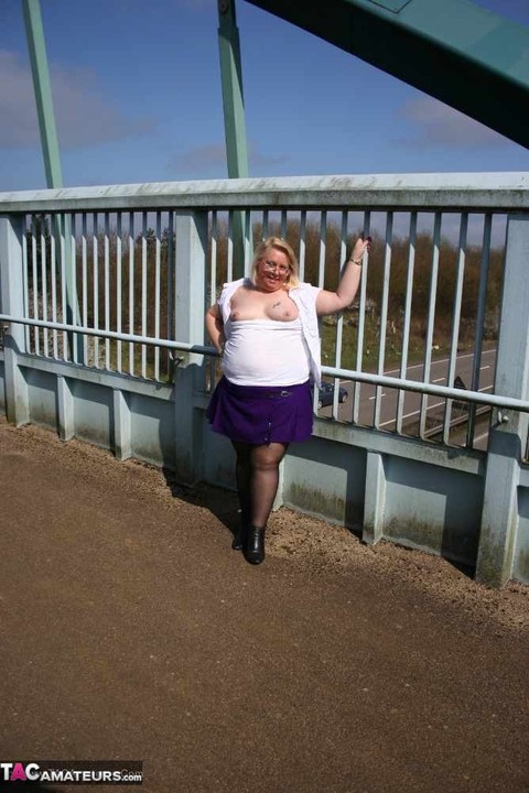 Obese British amateur Lexie Cummings takes a piss before crossing a footbridge | Фото 14