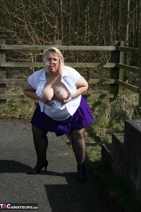 Obese British amateur Lexie Cummings takes a piss before crossing a footbridge | Фото 8