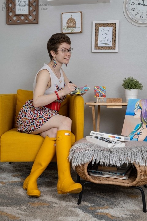 Short haired nerd Morgan K reveals her big juggs and toys her hairy pussy | Фото 1