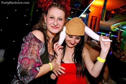 Jizz starving gals showing off their blowjob skills at the drunk party | Фото 14