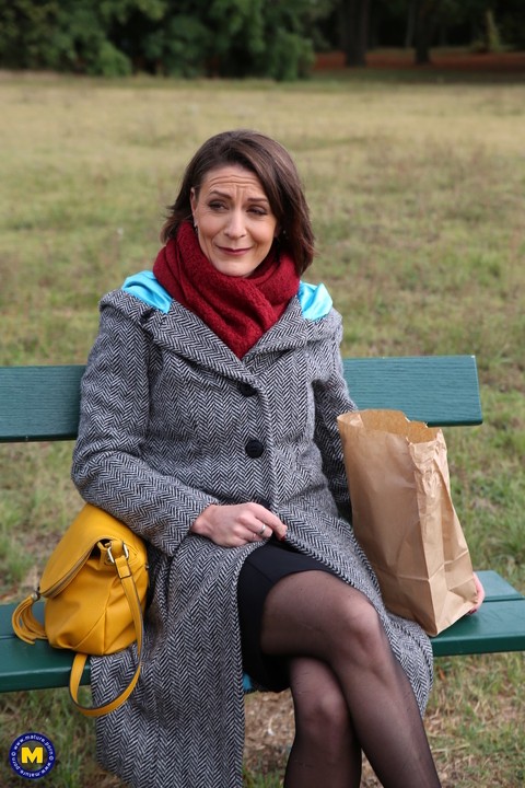 French mom Anya flashes her legs in stockings while eating a sandwich outside | Фото 1