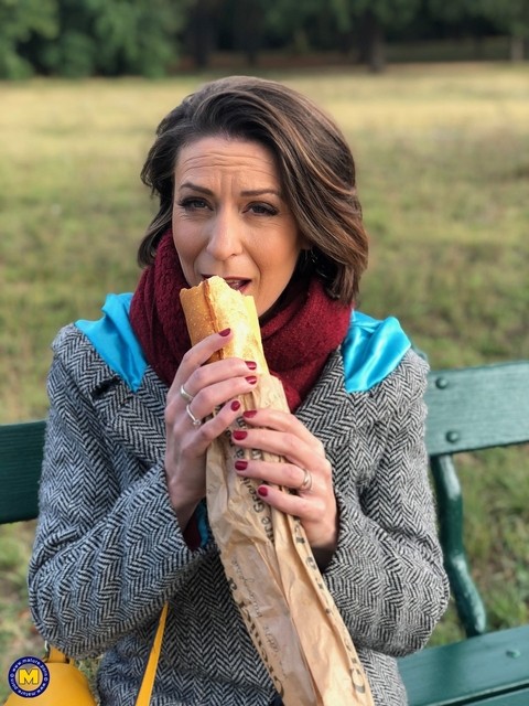 French mom Anya flashes her legs in stockings while eating a sandwich outside | Фото 14