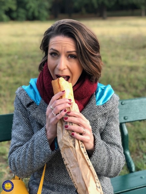 French mom Anya flashes her legs in stockings while eating a sandwich outside | Фото 15