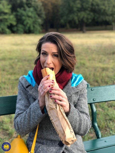 French mom Anya flashes her legs in stockings while eating a sandwich outside | Фото 16